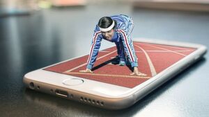 Im Fitnessbereich haben sich Wearables durchgesetzt, um zum Beispiel um beim Jogging Blutdruck und gelaufene Kilometer zu messen. Die Daten werden in der Regel an eine Smartphone-App übertragen und ausgewertet. Im Fitnessbereich haben sich Wearables durchgesetzt, um zum Beispiel um beim Jogging Blutdruck und gelaufene Kilometer zu messen. Die Daten werden in der Regel an eine Smartphone-App übertragen und ausgewertet.