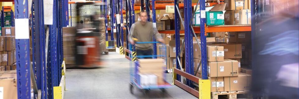 Logistik zählt zur Kernkompetenz von Distributoren. Mittlerweile erbringen sie aber auch darüber hinaus zahlreiche Leistungen. Logistik zählt zur Kernkompetenz von Distributoren. Mittlerweile erbringen sie aber auch darüber hinaus zahlreiche Leistungen.