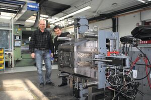 André Mühlenweg (Möller-Flex) and Hartmut Schmidt (Günther Hot Runner Technology) with a injection moulding tool equipped with Günther hot runner technology. André Mühlenweg (Möller-Flex) and Hartmut Schmidt (Günther Hot Runner Technology) with a injection moulding tool equipped with Günther hot runner technology.
