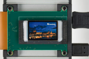 Für das Projekt hat das Fraunhofer FEP neue OLED-Mikrodisplays mit einer Größe von einem Zoll, der Auflösung von 1920 × 1200 Pixeln und einer erhöhten Bildrate von 120 Hz entwickelt. Für das Projekt hat das Fraunhofer FEP neue OLED-Mikrodisplays mit einer Größe von einem Zoll, der Auflösung von 1920 × 1200 Pixeln und einer erhöhten Bildrate von 120 Hz entwickelt.