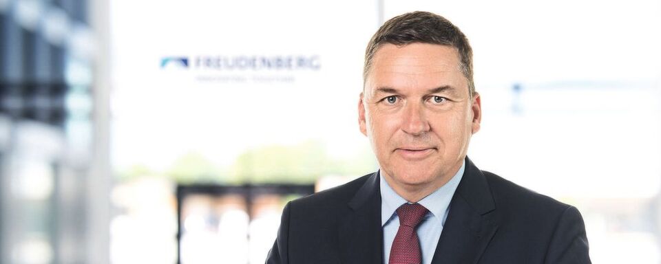 Claus Möhlenkamp, CEO von Freudenberg Sealing Technologies, begreift den Wandel in der Antriebstechnik als Chance, das Unternehmen weiterzuentwickeln, zu stärken und neu auszurichten. Claus Möhlenkamp, CEO von Freudenberg Sealing Technologies, begreift den Wandel in der Antriebstechnik als Chance, das Unternehmen weiterzuentwickeln, zu stärken und neu auszurichten.