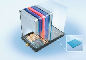Freudenberg hat Hitzeschilder entwickelt, die einzelne Batteriezellen thermisch voneinander isolieren. Das soll ein Überhitzen der Batterie verhindern. Freudenberg hat Hitzeschilder entwickelt, die einzelne Batteriezellen thermisch voneinander isolieren. Das soll ein Überhitzen der Batterie verhindern.
