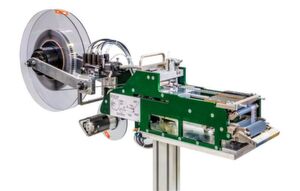 Einseitig- oder doppelseitig klebende Komponenten wie beispielsweise Dichtringe können per Bandrollenzuführung zur Verarbeitung bereitgestellt werden. Einseitig- oder doppelseitig klebende Komponenten wie beispielsweise Dichtringe können per Bandrollenzuführung zur Verarbeitung bereitgestellt werden.
