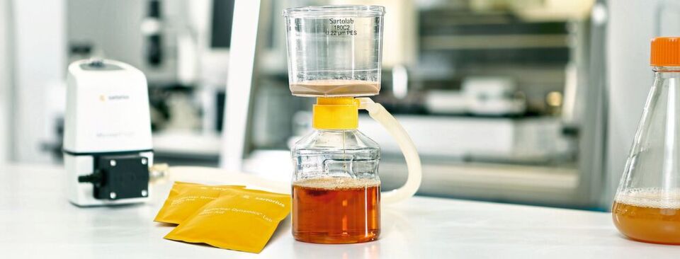 Ohne Zentrifugation: Die Sartoclear Dynamics Lab Kits ermöglichen die Klärung und Sterilfiltration von Säugetierzellkulturen in einem einzigen Schritt. Ohne Zentrifugation: Die Sartoclear Dynamics Lab Kits ermöglichen die Klärung und Sterilfiltration von Säugetierzellkulturen in einem einzigen Schritt.