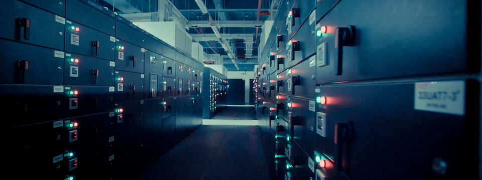 Schon die bloße Anzahl an Servern und Storage-Sevices in einem Mega-Datacenter stellt besondere Herausforderungen an die Gebäudeplanung, das Kühlsystem, die Energieverteilung, die Enregie-Effizienz und das Datennetz. Schon die bloße Anzahl an Servern und Storage-Sevices in einem Mega-Datacenter stellt besondere Herausforderungen an die Gebäudeplanung, das Kühlsystem, die Energieverteilung, die Enregie-Effizienz und das Datennetz.