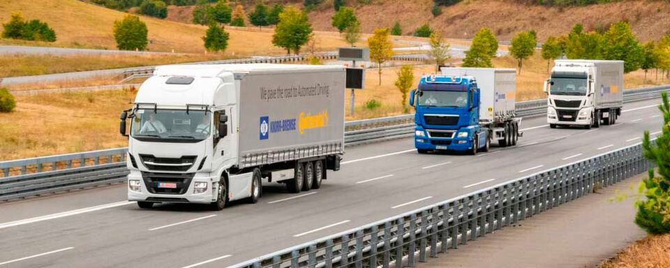 Continental und Knorr-Bremse verfolgen gemeinsam den Entwicklungsweg hin zu hochautomatisiert fahrenden Nutzfahrzeugen. Im Fokus der Partnerschaft steht zunächst das automatisierte Kolonnenfahren (Platooning). Continental und Knorr-Bremse verfolgen gemeinsam den Entwicklungsweg hin zu hochautomatisiert fahrenden Nutzfahrzeugen. Im Fokus der Partnerschaft steht zunächst das automatisierte Kolonnenfahren (Platooning).