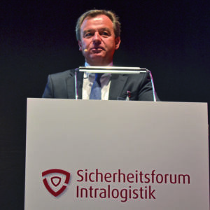 „Die Arbeitssicherheit ist nicht verhandelbar. Unser Ziel ist es deshalb, Arbeitsunfälle um 100 % zu reduzieren“, erklärte Marc Wehner, Senior Vice President Central Europe von Linde Material Handling, auf dem Forum. „Die Arbeitssicherheit ist nicht verhandelbar. Unser Ziel ist es deshalb, Arbeitsunfälle um 100 % zu reduzieren“, erklärte Marc Wehner, Senior Vice President Central Europe von Linde Material Handling, auf dem Forum.