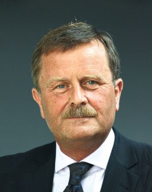 Prof. Frank Ulrich Montgomery, Präsident der Bundesärztekammer: „Wir tun uns schwer mit Paragraf 291a des Sozialgesetzbuches V zur elektronischen Gesundheitskarte. Es wurde sich zwölf Jahre um die Macht gekloppt und eine Milliarde Euro ausgegeben, anstatt ein vernünftiges System zu entwickeln.“ Prof. Frank Ulrich Montgomery, Präsident der Bundesärztekammer: „Wir tun uns schwer mit Paragraf 291a des Sozialgesetzbuches V zur elektronischen Gesundheitskarte. Es wurde sich zwölf Jahre um die Macht gekloppt und eine Milliarde Euro ausgegeben, anstatt ein vernünftiges System zu entwickeln.“