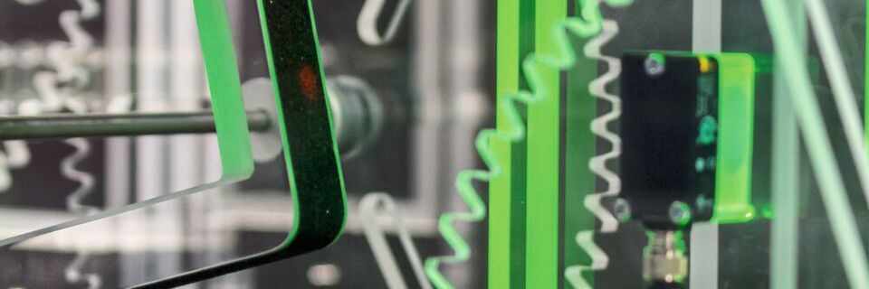 Vom ersten Näherungsschalter zu den Sinnesorganen transparenter Maschinen: Kommunikationsfähige Sensoren werden die Informationsserver der Industrie 4.0. Vom ersten Näherungsschalter zu den Sinnesorganen transparenter Maschinen: Kommunikationsfähige Sensoren werden die Informationsserver der Industrie 4.0.
