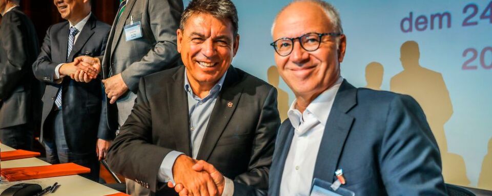 Carsten Breitfeld von Byton (links) und Stefan Seiberth, Project Head Bosch, Mobility Solutions, New Customers – die Unternehmen wollen beim E-Auto zusammenarbeiten. Carsten Breitfeld von Byton (links) und Stefan Seiberth, Project Head Bosch, Mobility Solutions, New Customers – die Unternehmen wollen beim E-Auto zusammenarbeiten.