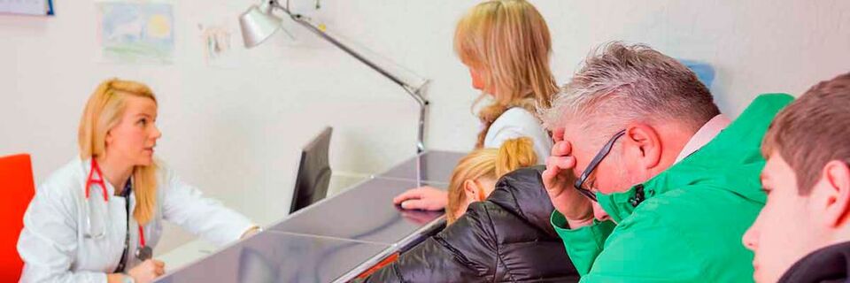 Lange Warteschlangen bei Fach- und Hausärzten sollen für Kassenpatienten bald der Vergangenheit angehören Lange Warteschlangen bei Fach- und Hausärzten sollen für Kassenpatienten bald der Vergangenheit angehören