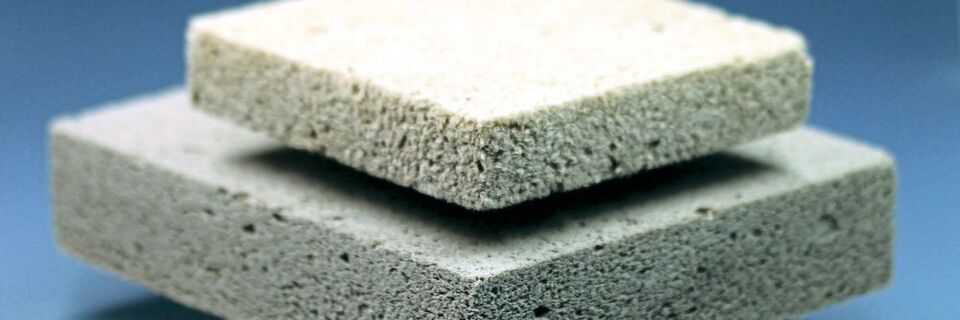 Um die Einsatzmöglichkeiten von Holzschäumen zu erweitern, haben Forscher einen neuartigen Hybridwerkstoff entwickelt, der einen Eigenschaftsmix von Holzschaum und Metallschwamm aufweist. Um die Einsatzmöglichkeiten von Holzschäumen zu erweitern, haben Forscher einen neuartigen Hybridwerkstoff entwickelt, der einen Eigenschaftsmix von Holzschaum und Metallschwamm aufweist.