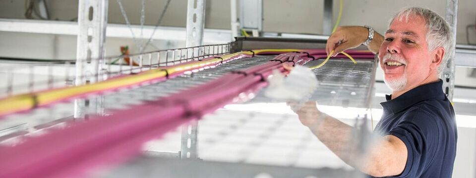 Autonomes Fahren, IoT, Industrie 4.0, Digitalisierung – die Megatrends erfordern extrem performante, echtzeitfähige Glasfasernetze. Autonomes Fahren, IoT, Industrie 4.0, Digitalisierung – die Megatrends erfordern extrem performante, echtzeitfähige Glasfasernetze.