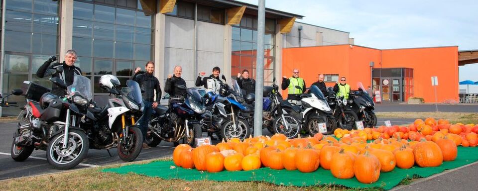 Ja ist denn schon Halloween? Die Vogel-Biker feiern Erntedank. Ja ist denn schon Halloween? Die Vogel-Biker feiern Erntedank.
