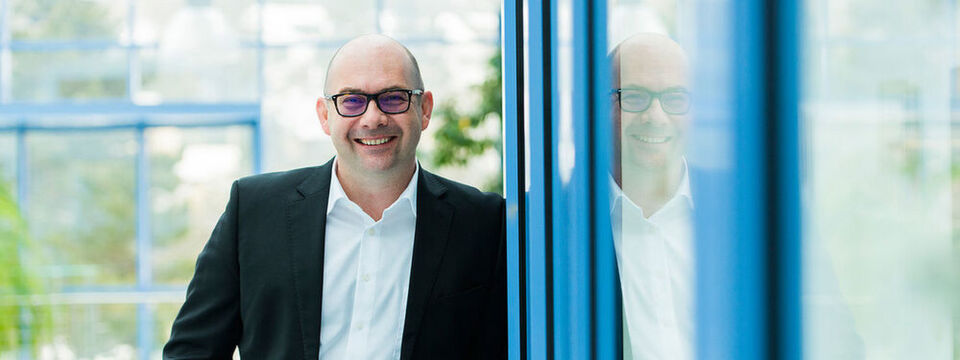Erik Sterck gilt als ausgewiesener Kenner von Hyperkonvergenztechnik. Für DataCenter-Insider beantwortet er Fragen zum Verständnis. Erik Sterck gilt als ausgewiesener Kenner von Hyperkonvergenztechnik. Für DataCenter-Insider beantwortet er Fragen zum Verständnis.