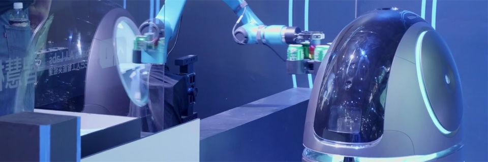 Ei mit A.I.: Der Serviceroboter nutzt künstliche Intelligenz, um Hotelgäste mit Getränken zu versorgen. Ei mit A.I.: Der Serviceroboter nutzt künstliche Intelligenz, um Hotelgäste mit Getränken zu versorgen.