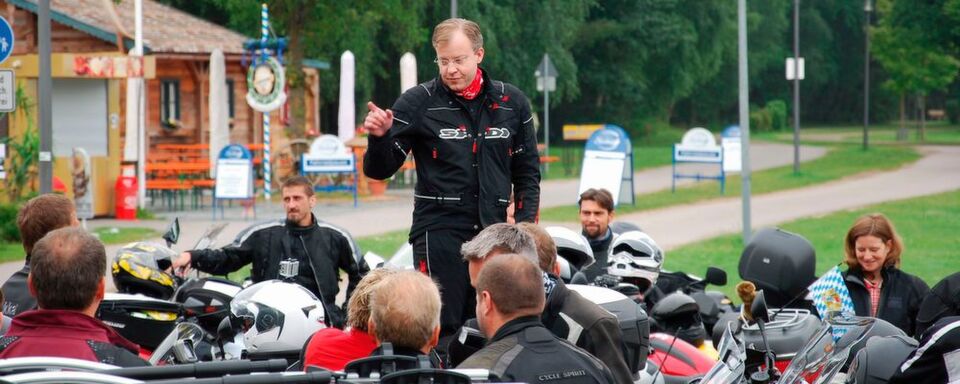 Flammende Begrüßungsrede auf seiner ersten Motorradtour: Florian Fischer am Brombachsee auf der Altmühltal-Tour 2012. Flammende Begrüßungsrede auf seiner ersten Motorradtour: Florian Fischer am Brombachsee auf der Altmühltal-Tour 2012.