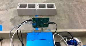 Bild 2: Evaluierungsmodul zur Hinderniserkennung vor einem 19 cm hohen Randstein. Die Entfernung zum Sensor beträgt 30 cm. Bild 2: Evaluierungsmodul zur Hinderniserkennung vor einem 19 cm hohen Randstein. Die Entfernung zum Sensor beträgt 30 cm.