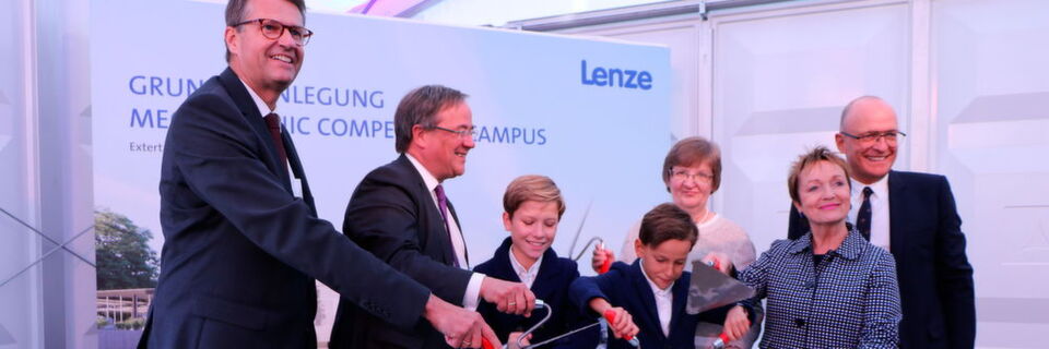 Bei der Grundsteinlegung des neuen Mechatronic Competence Campus' von Lenze. Bei der Grundsteinlegung des neuen Mechatronic Competence Campus' von Lenze.