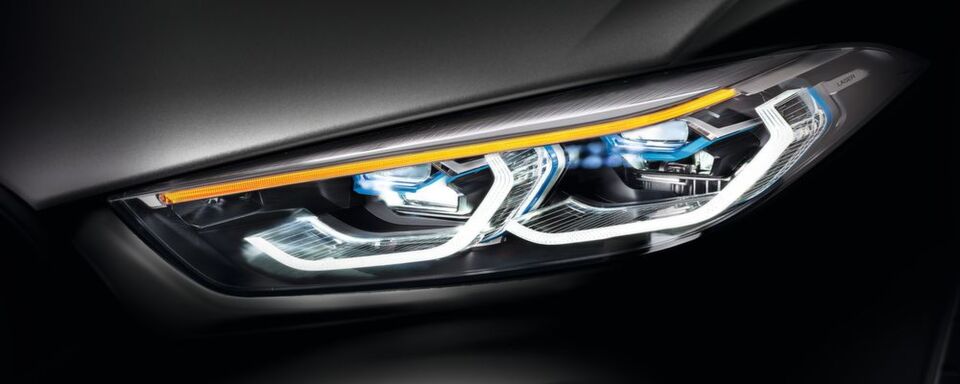 Scheinwerfer werden immer schmaler – eine Herausforderung für die Hersteller der Lichtquellen und Optiken. Scheinwerfer werden immer schmaler – eine Herausforderung für die Hersteller der Lichtquellen und Optiken.