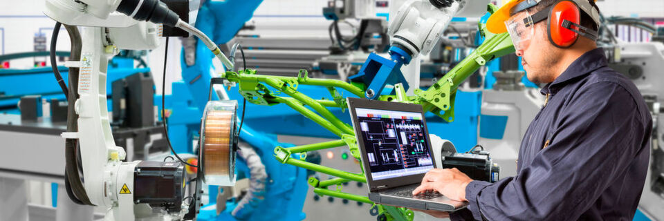 In der Smart Factory sind Maschinen, Systeme und Anwender intelligent miteinander vernetzt. In der Smart Factory sind Maschinen, Systeme und Anwender intelligent miteinander vernetzt.