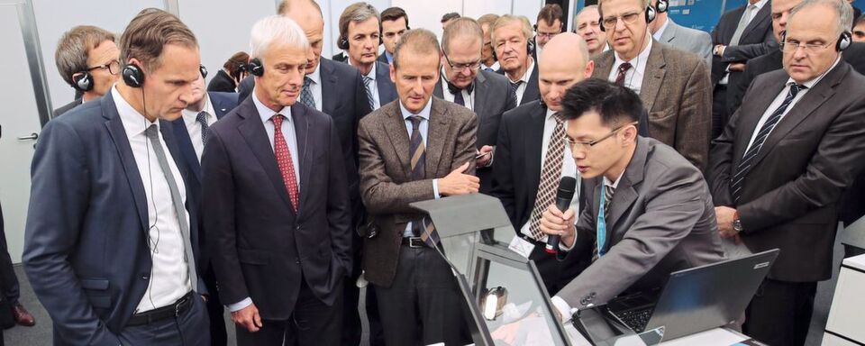 Impression der IZB 2016: Konzernvertreter begutachten Innovationen der Zulieferer. Impression der IZB 2016: Konzernvertreter begutachten Innovationen der Zulieferer.