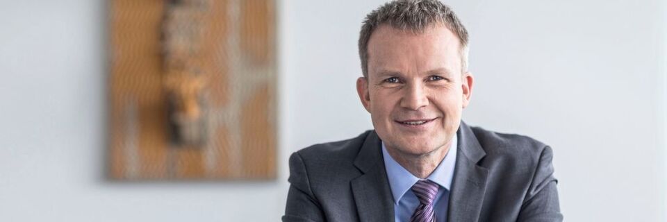 Kein besitzstandswahrender Funktionär, sondern ein Rebell mit klarer Meinung: Dr. Jens Baas, Vorsitzender des Vorstands der Techniker Krankenkasse. Kein besitzstandswahrender Funktionär, sondern ein Rebell mit klarer Meinung: Dr. Jens Baas, Vorsitzender des Vorstands der Techniker Krankenkasse.