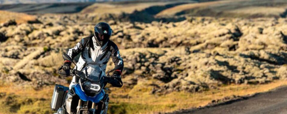 Nach zehn Jahren ist die Dainese Group wieder zurück auf der Intermot und präsentiert Neus für die Touring-Welt und in Sachen Airbag-Technologie. Nach zehn Jahren ist die Dainese Group wieder zurück auf der Intermot und präsentiert Neus für die Touring-Welt und in Sachen Airbag-Technologie.