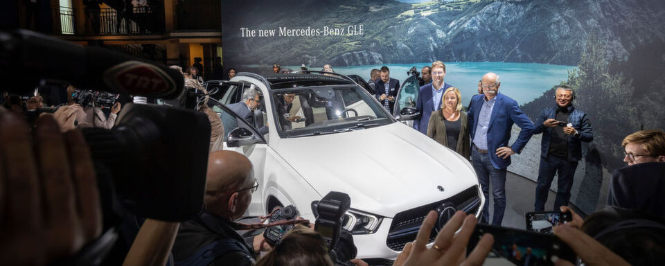 Im Rahmen des Formats „Meet Mercedes“ erlebten rund 400 geladene Gäste bereits am Vorabend der Paris Motor Show die Weltpremiere des Mercedes-Benz GLE. Im Rahmen des Formats „Meet Mercedes“ erlebten rund 400 geladene Gäste bereits am Vorabend der Paris Motor Show die Weltpremiere des Mercedes-Benz GLE.