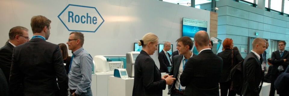 Auf dem 3. Deutschen Kongress der Laboratoriumsmedizin (DKLM) in Mannheim konnten sich Besucher am Stand von Roche Diagnostics u.a. einen Eindruck vom neuen hochautomatisierten Cobas t 511 Gerinnungsanalyzer verschaffen. Auf dem 3. Deutschen Kongress der Laboratoriumsmedizin (DKLM) in Mannheim konnten sich Besucher am Stand von Roche Diagnostics u.a. einen Eindruck vom neuen hochautomatisierten Cobas t 511 Gerinnungsanalyzer verschaffen.