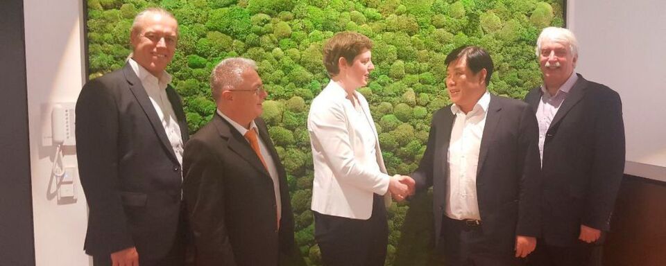 Der Vorstand von Kratzer Automation und Hofmann Tesys Prüftechnik beim Vertragsabschluss. Der Vorstand von Kratzer Automation und Hofmann Tesys Prüftechnik beim Vertragsabschluss.