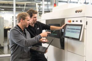 Der Servicemitarbeiter plant die Wartungszyklen und Inspektionen entsprechend der Arbeitsauslastung der Maschinen. Der Servicemitarbeiter plant die Wartungszyklen und Inspektionen entsprechend der Arbeitsauslastung der Maschinen.
