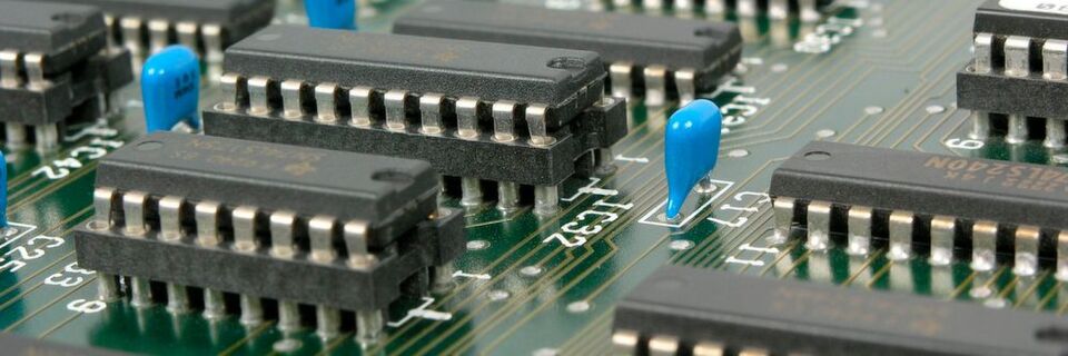 Bei im Ausland eingekauften Geräten oder IT-Komponenten weiß man nicht genau, welche "Funktionen" diese neben den Grundfunktionen sonst noch besitzen. Bei im Ausland eingekauften Geräten oder IT-Komponenten weiß man nicht genau, welche "Funktionen" diese neben den Grundfunktionen sonst noch besitzen.