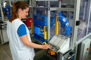 … dessen Hauptkomponenten die Werkerin zuvor manuell montiert hat. Auch das Einlegen des fertigen Ventils in die Prüfvorrichtung übernimmt der Roboter. … dessen Hauptkomponenten die Werkerin zuvor manuell montiert hat. Auch das Einlegen des fertigen Ventils in die Prüfvorrichtung übernimmt der Roboter.