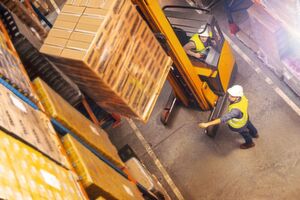Sind Mitarbeiterinnen und Mitarbeiter im Logistiklager nicht ausreichend geschützt, wird es schnell gefährlich. 2016 kam es bei der Nutzung von Flurförderzeugen zu über 12.000 Unfällen. Sind Mitarbeiterinnen und Mitarbeiter im Logistiklager nicht ausreichend geschützt, wird es schnell gefährlich. 2016 kam es bei der Nutzung von Flurförderzeugen zu über 12.000 Unfällen.