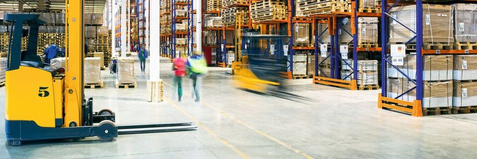 Wo Gabelstapler und Personen in unübersichtlichen Bereichen der Intralogistik gleichzeitig arbeiten, werden an die Sicherheit von Mitarbeitern hohe Ansprüche gestellt. Wo Gabelstapler und Personen in unübersichtlichen Bereichen der Intralogistik gleichzeitig arbeiten, werden an die Sicherheit von Mitarbeitern hohe Ansprüche gestellt.