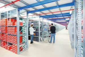 Im Logistiklager von Publikat unterstützen die mehrgeschossigen Bito-Regale die einfache Ein- beziehungsweise Auslagerung und Kommissionierung verschiedener Fashion-Produkte. Im Logistiklager von Publikat unterstützen die mehrgeschossigen Bito-Regale die einfache Ein- beziehungsweise Auslagerung und Kommissionierung verschiedener Fashion-Produkte.