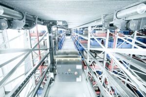 Das Kommissionierlager bietet auf 4500 m² 136.000 Stellplätze für die doppelttiefe Lagerung von Behältern. Das Kommissionierlager bietet auf 4500 m² 136.000 Stellplätze für die doppelttiefe Lagerung von Behältern.