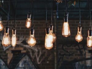 Erfindungen werden meist von Einzelpersonen gemacht, für Innovationen bedarf es allerdings die Zusammenarbeit verschiedener Experten. Erfindungen werden meist von Einzelpersonen gemacht, für Innovationen bedarf es allerdings die Zusammenarbeit verschiedener Experten.