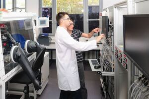 Wissenschaftler am KIT bei der Arbeit in einem Batterielabor zur Bestimmung von Materialeigenschaften. Die Charakterisierung von neuen Materialien ist ein wichtiger Schritt auf dem Weg zur Festkörperbatterie. Wissenschaftler am KIT bei der Arbeit in einem Batterielabor zur Bestimmung von Materialeigenschaften. Die Charakterisierung von neuen Materialien ist ein wichtiger Schritt auf dem Weg zur Festkörperbatterie.