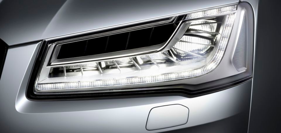 Künftige Generationen von LED-Scheinwerfern sollen sich nicht nur automatisch ihrer Umgebung anpassen, sondern sich zudem selbst überwachen. Künftige Generationen von LED-Scheinwerfern sollen sich nicht nur automatisch ihrer Umgebung anpassen, sondern sich zudem selbst überwachen.