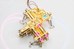 Diese Quantenquelle erzeugt verschränkte Lichtquanten und sendet sie von einem Satelliten auf die Erde. Diese Quantenquelle erzeugt verschränkte Lichtquanten und sendet sie von einem Satelliten auf die Erde.