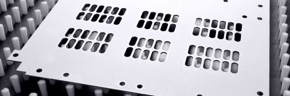 Bürstenplatten ermöglichen das Oberflächen schonende Handling großer und kleiner Metallblechtafeln und unterstützen deren präzises Fixieren. Bürstenplatten ermöglichen das Oberflächen schonende Handling großer und kleiner Metallblechtafeln und unterstützen deren präzises Fixieren.