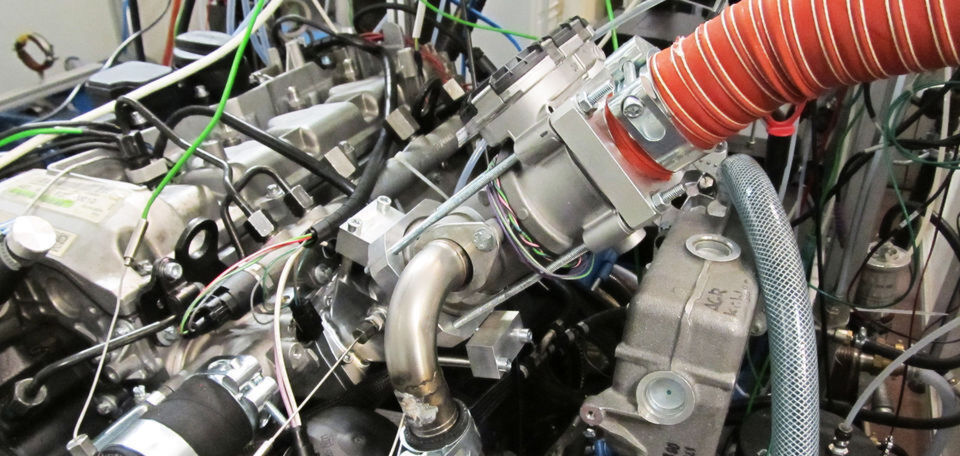 Der mit Bio-Ethanol betriebene Motor am Prüfstand der TU Wien. Der mit Bio-Ethanol betriebene Motor am Prüfstand der TU Wien.