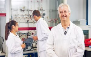 Prof. Helmut Ehrenberg vom Institut für Angewandte Materialien des KIT koordiniert in „Festbatt“ die Methodenplattform Charakterisierung. Prof. Helmut Ehrenberg vom Institut für Angewandte Materialien des KIT koordiniert in „Festbatt“ die Methodenplattform Charakterisierung.