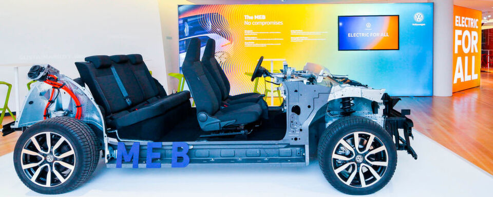 Volkswagen zeigte Mitte September in Dresden erstmals das Chassis seiner neuen Elektromodellfamilie ID. Es ist von Beginn an konsequent auf E-Antriebe ausgelegt. Volkswagen zeigte Mitte September in Dresden erstmals das Chassis seiner neuen Elektromodellfamilie ID. Es ist von Beginn an konsequent auf E-Antriebe ausgelegt.