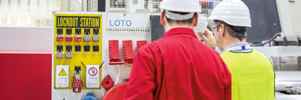 Das LOTO-Verfahren macht die Instandhaltung von Maschinen und Anlagen sicher, denn hierbei passieren prozentual mehr tödliche Arbeitsunfälle als in der Produktion. Das LOTO-Verfahren macht die Instandhaltung von Maschinen und Anlagen sicher, denn hierbei passieren prozentual mehr tödliche Arbeitsunfälle als in der Produktion.