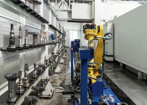 Werkzeugspeicher mit Werkzeugmanipulator, dem schienengeführten Werkzeugroboter und dem dahinter operierenden Shuttle-Pick-up Werkzeugspeicher mit Werkzeugmanipulator, dem schienengeführten Werkzeugroboter und dem dahinter operierenden Shuttle-Pick-up