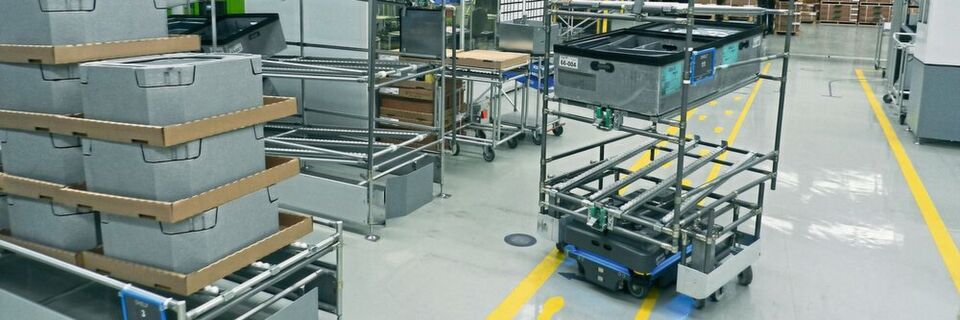 MIR200 manövriert selbstständig durch die Werkshallen. MIR200 manövriert selbstständig durch die Werkshallen.