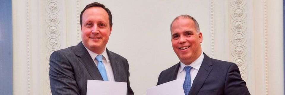 Markus Haas, Geschäftsführer Telefónica Deutschland (links) und Dirk Wössner, Geschäftsführer Telekom Deutschland, geben die Vertiefung ihrer bestehenden Kooperation bekannt. Markus Haas, Geschäftsführer Telefónica Deutschland (links) und Dirk Wössner, Geschäftsführer Telekom Deutschland, geben die Vertiefung ihrer bestehenden Kooperation bekannt.